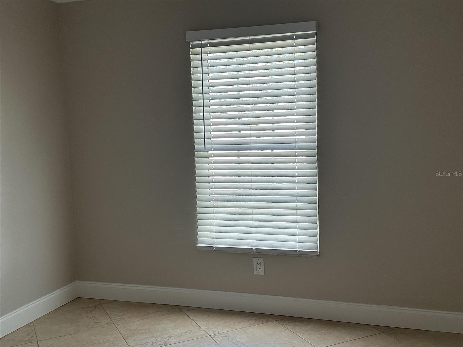 Image 10 of 25 For 230 Sun Vista Court N