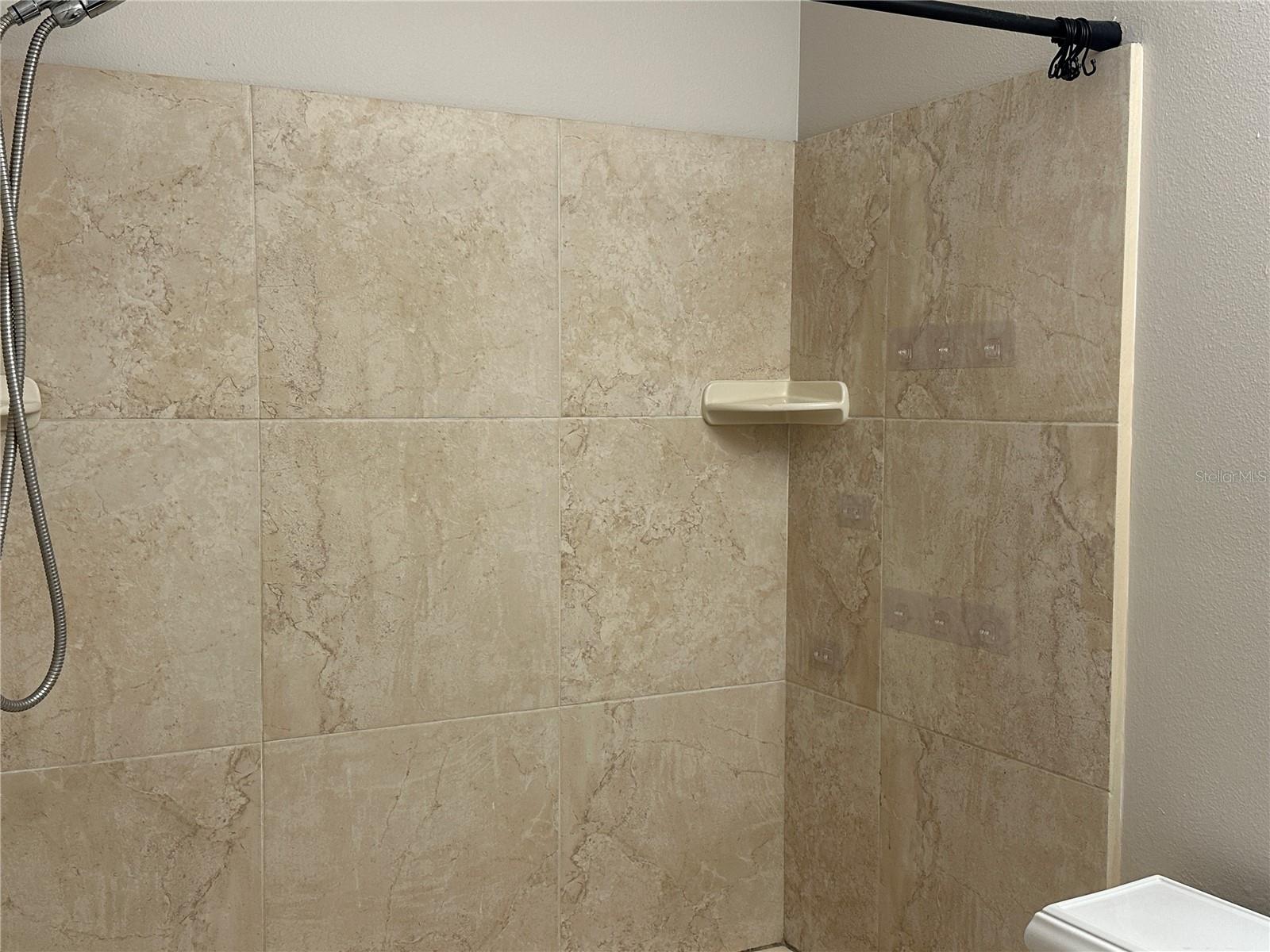 Image 11 of 25 For 230 Sun Vista Court N