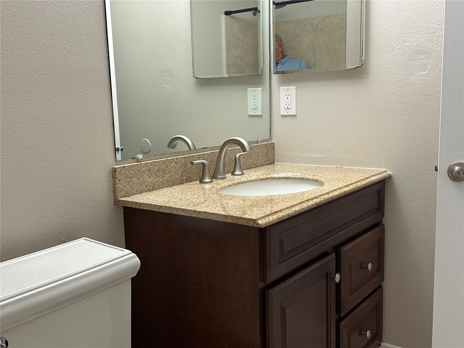 Image 12 of 25 For 230 Sun Vista Court N