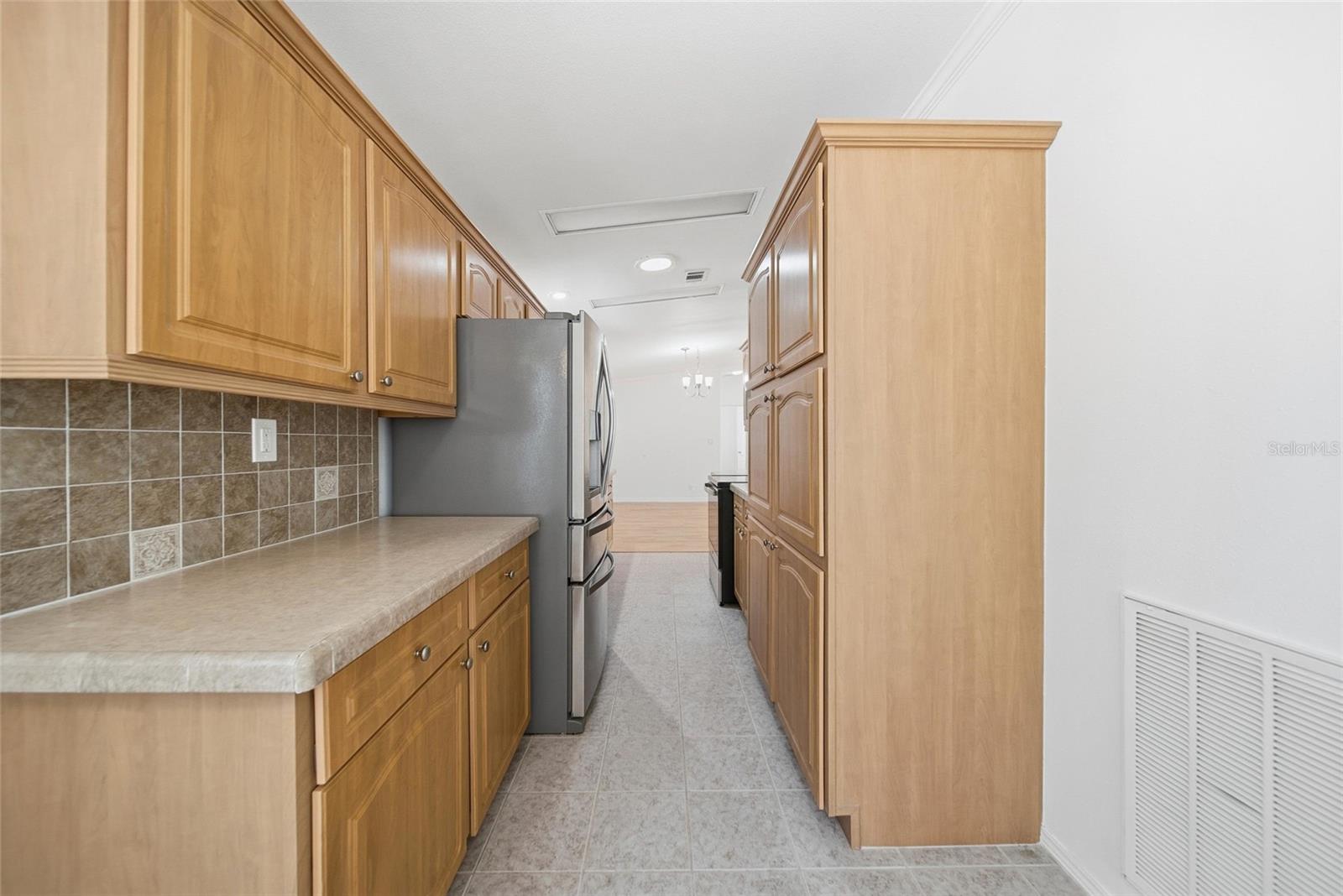 Image 10 of 38 For 130 Patricia Avenue 44