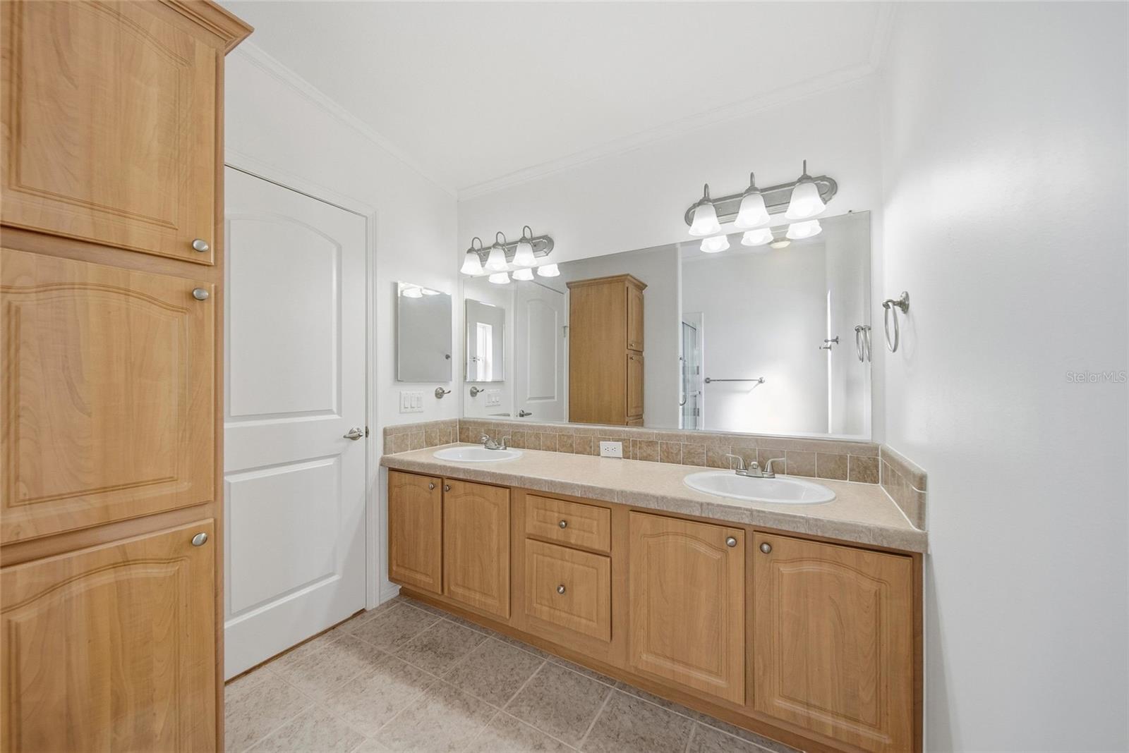 Image 17 of 38 For 130 Patricia Avenue 44