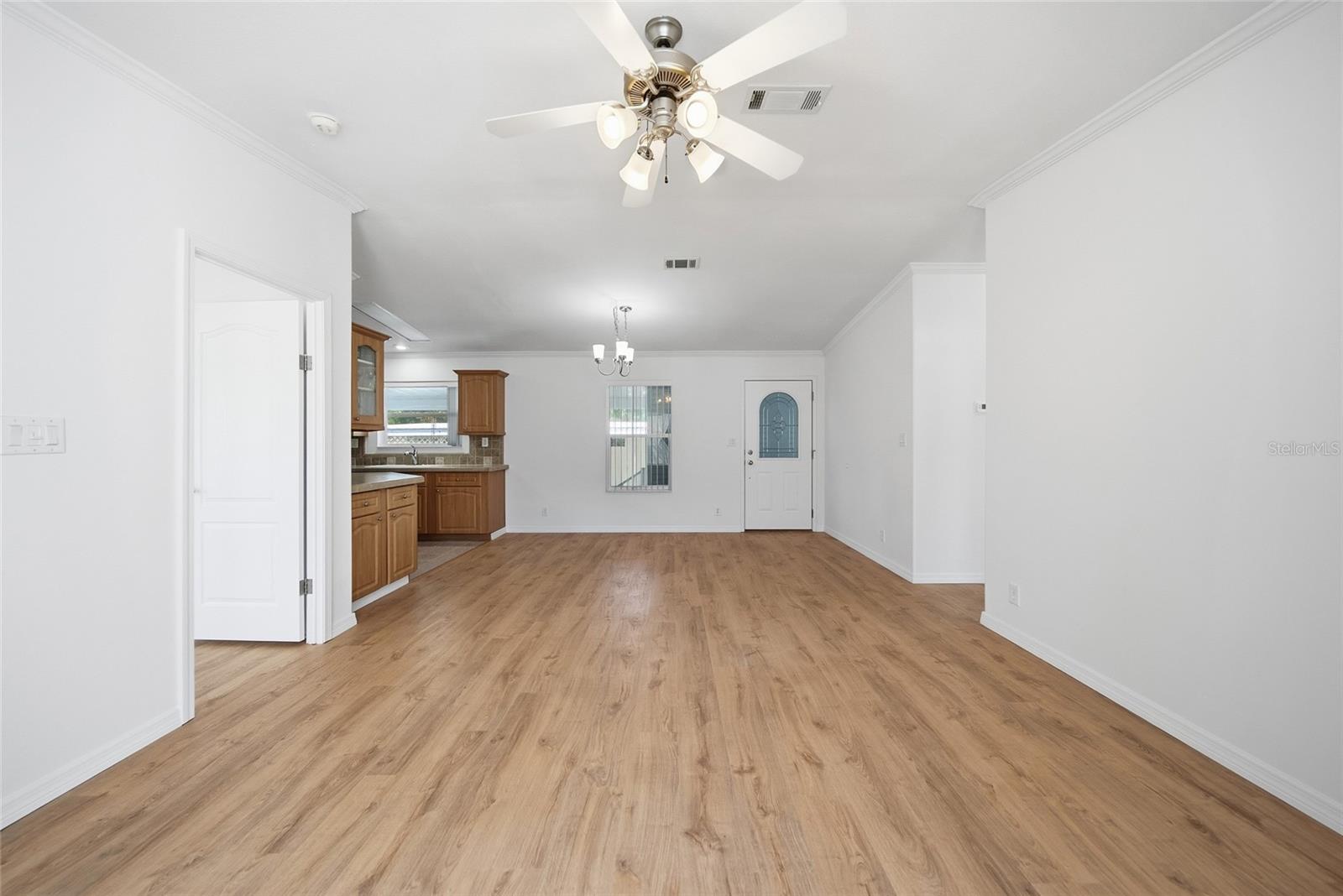 Image 5 of 38 For 130 Patricia Avenue 44