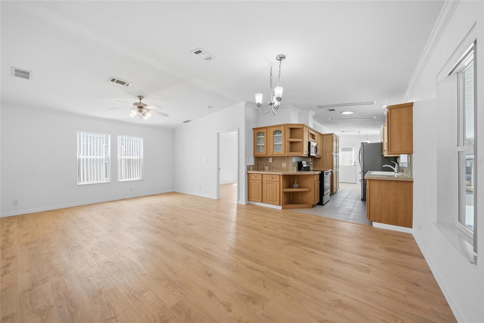 Image 6 of 38 For 130 Patricia Avenue 44