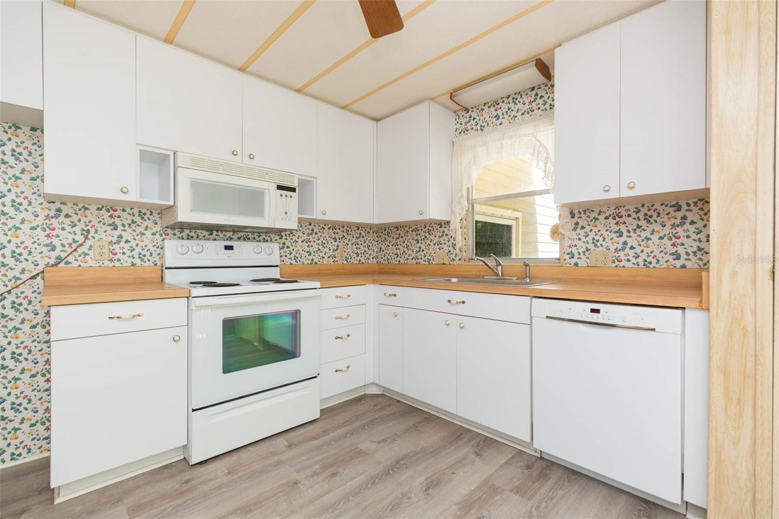 Image 16 of 57 For 3542 Castle Drive