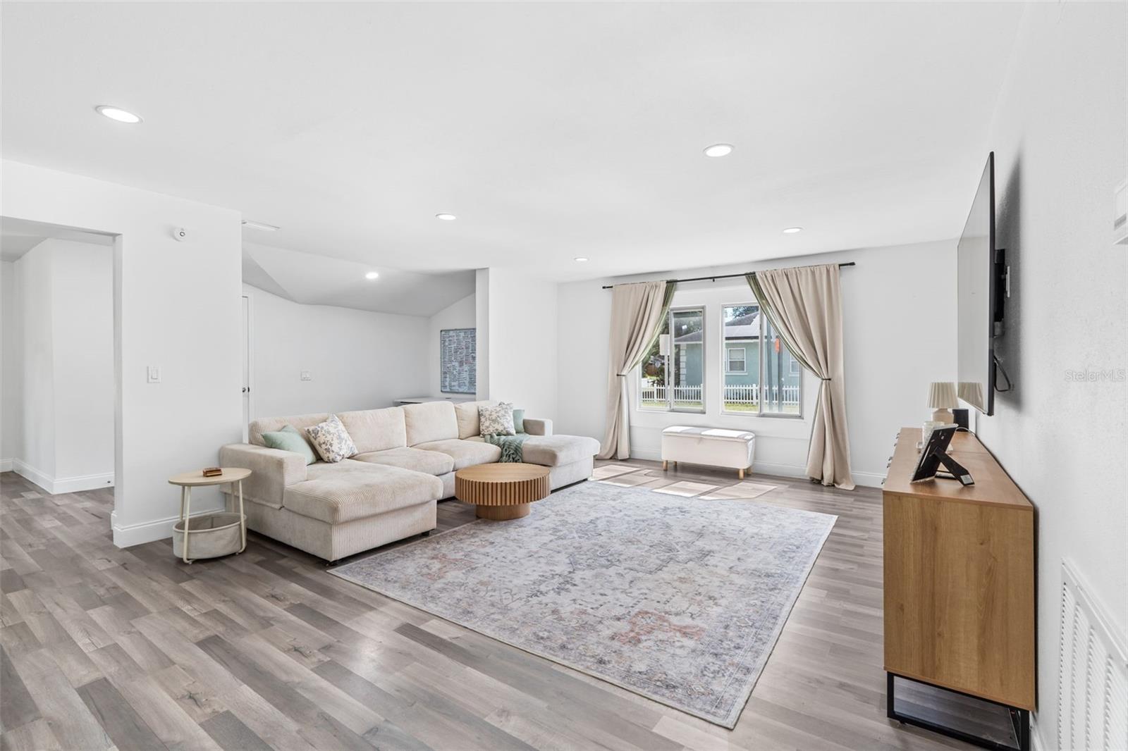 Image 5 of 37 For 2201 50th Avenue N