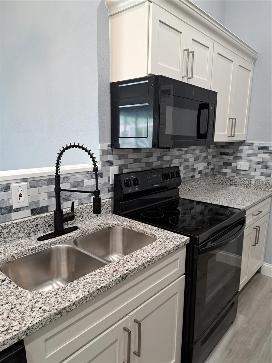 Image 14 of 94 For 26 Clintwood Avenue