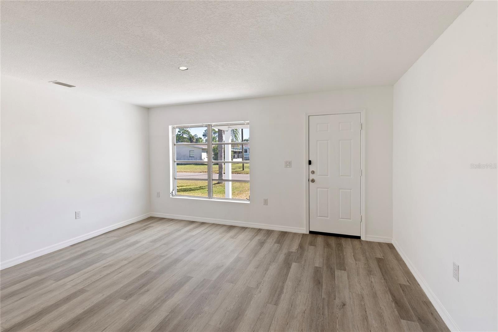 Image 33 of 40 For 4905 Largo Terrace