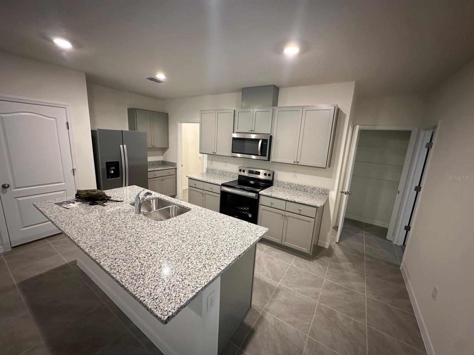 Image 4 of 11 For 687 Park Place Boulevard