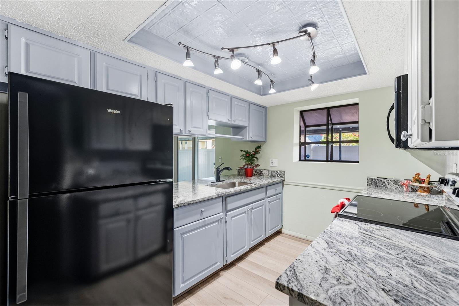 Image 11 of 48 For 10187 122nd Avenue