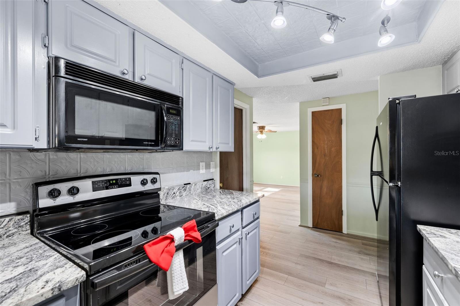 Image 13 of 48 For 10187 122nd Avenue