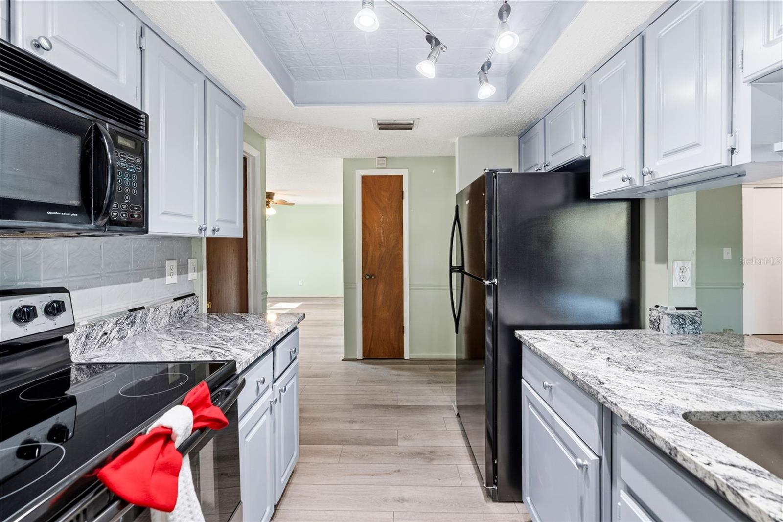 Image 15 of 48 For 10187 122nd Avenue