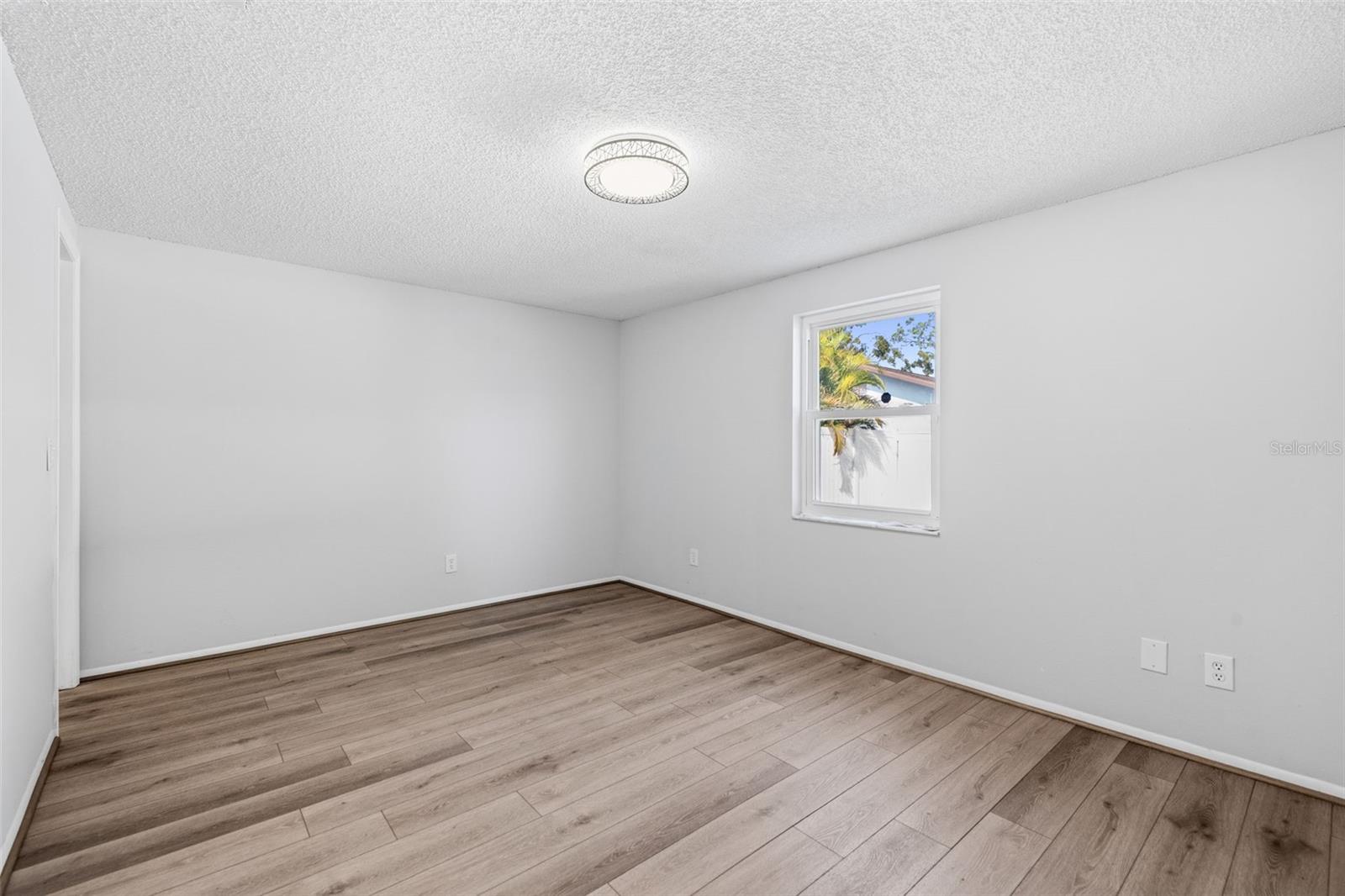 Image 19 of 48 For 10187 122nd Avenue