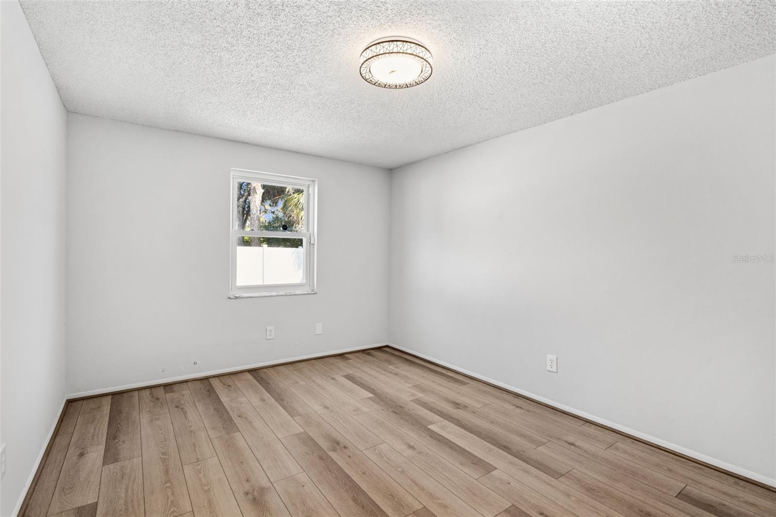 Image 26 of 48 For 10187 122nd Avenue