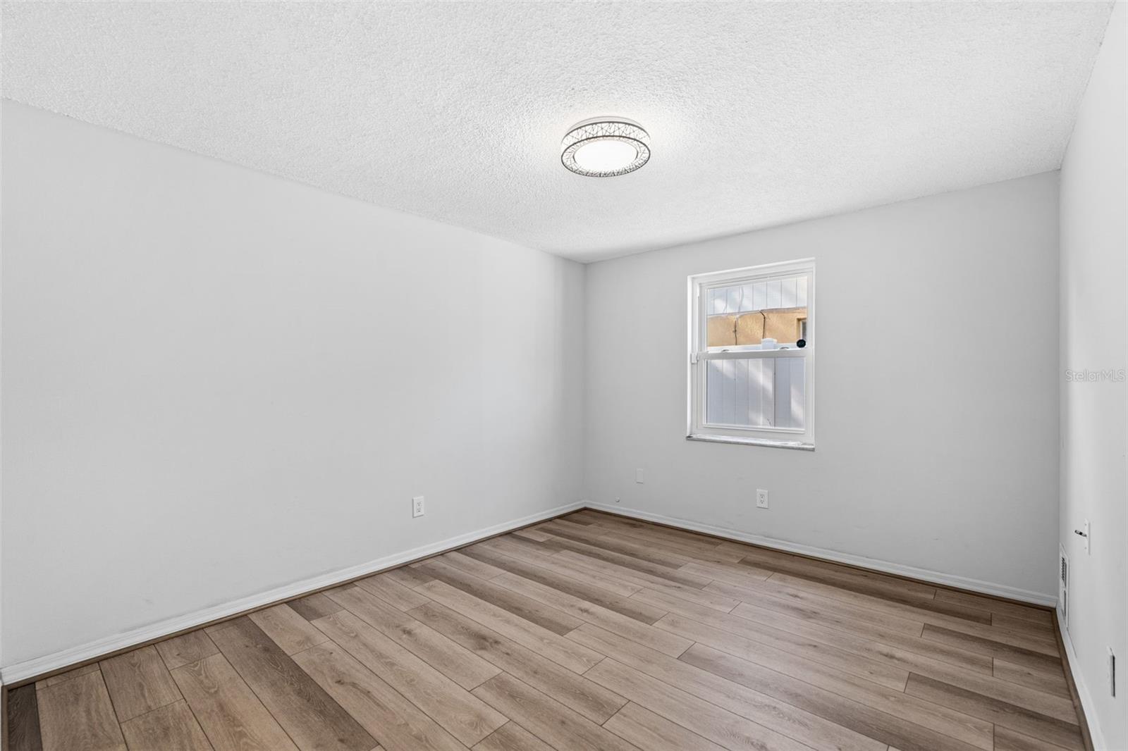 Image 33 of 48 For 10187 122nd Avenue