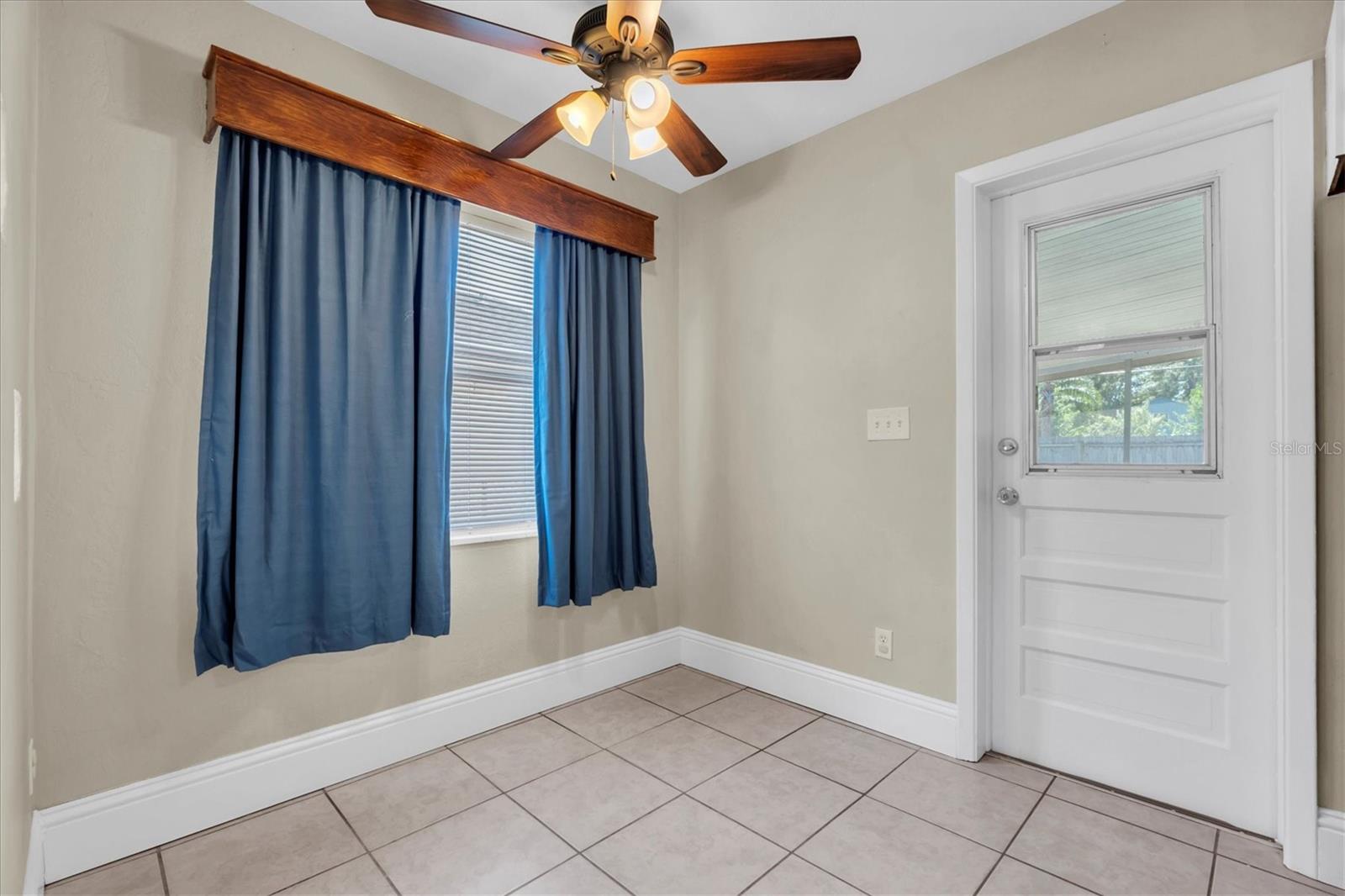 Image 11 of 30 For 618 Glenoak Street N