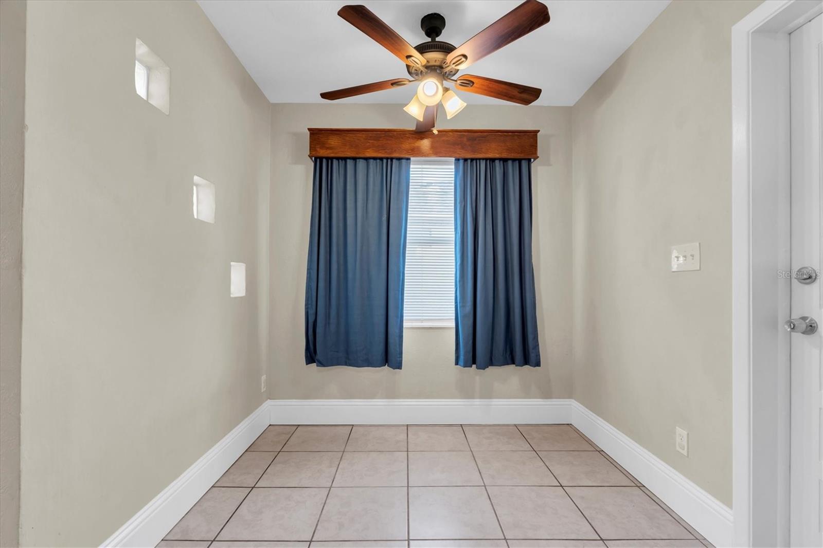 Image 12 of 30 For 618 Glenoak Street N