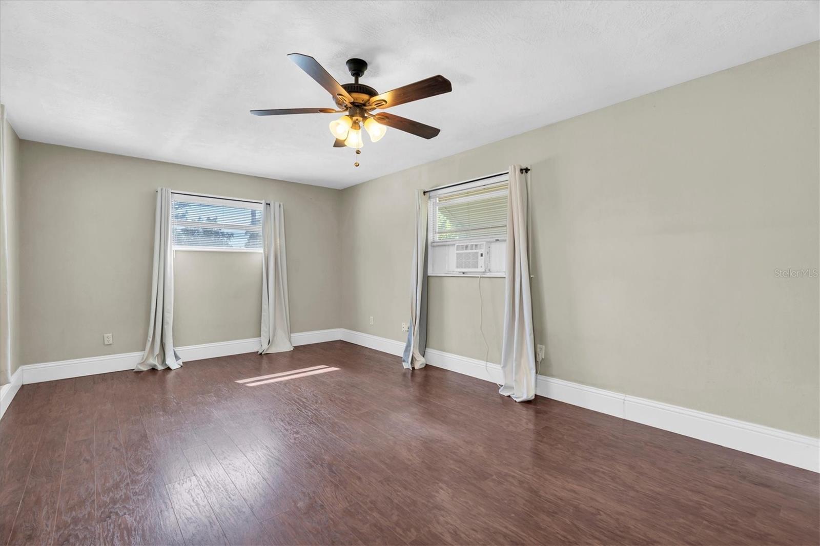 Image 13 of 30 For 618 Glenoak Street N