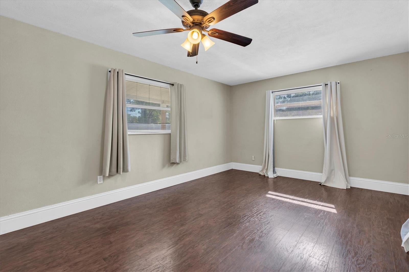 Image 14 of 30 For 618 Glenoak Street N