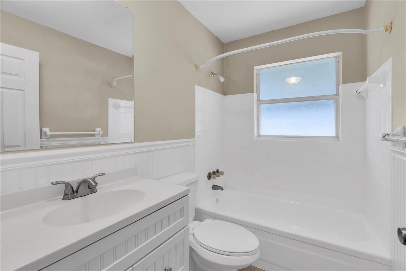 Image 16 of 30 For 618 Glenoak Street N