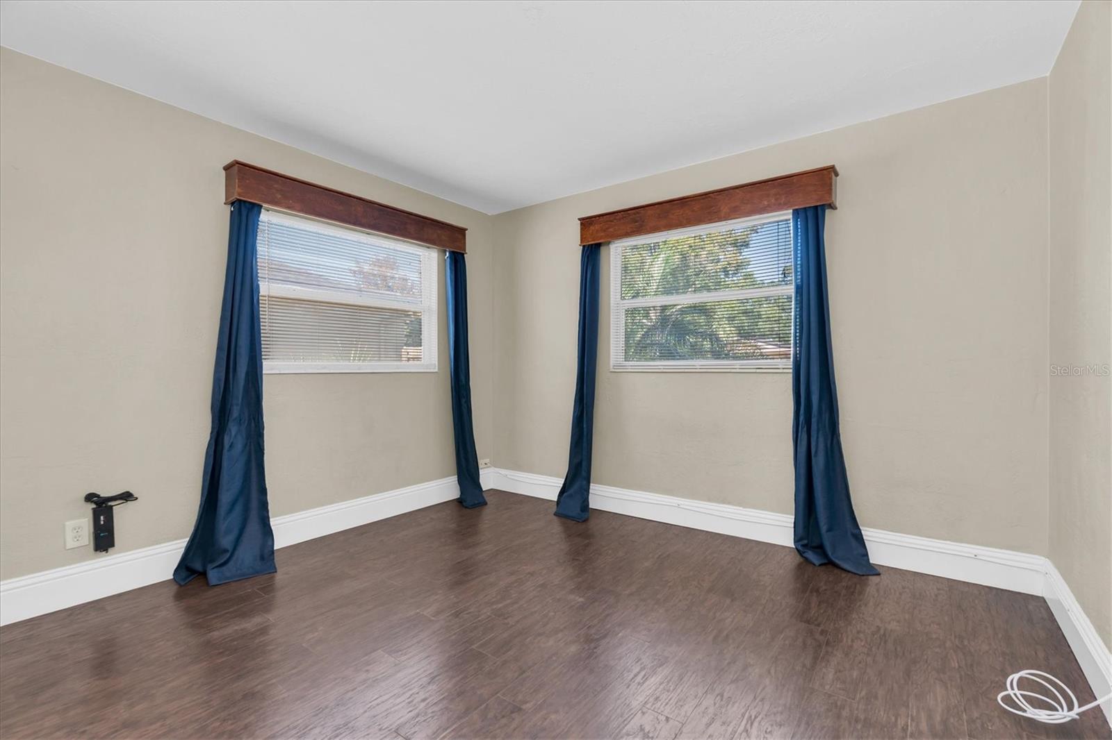 Image 18 of 30 For 618 Glenoak Street N