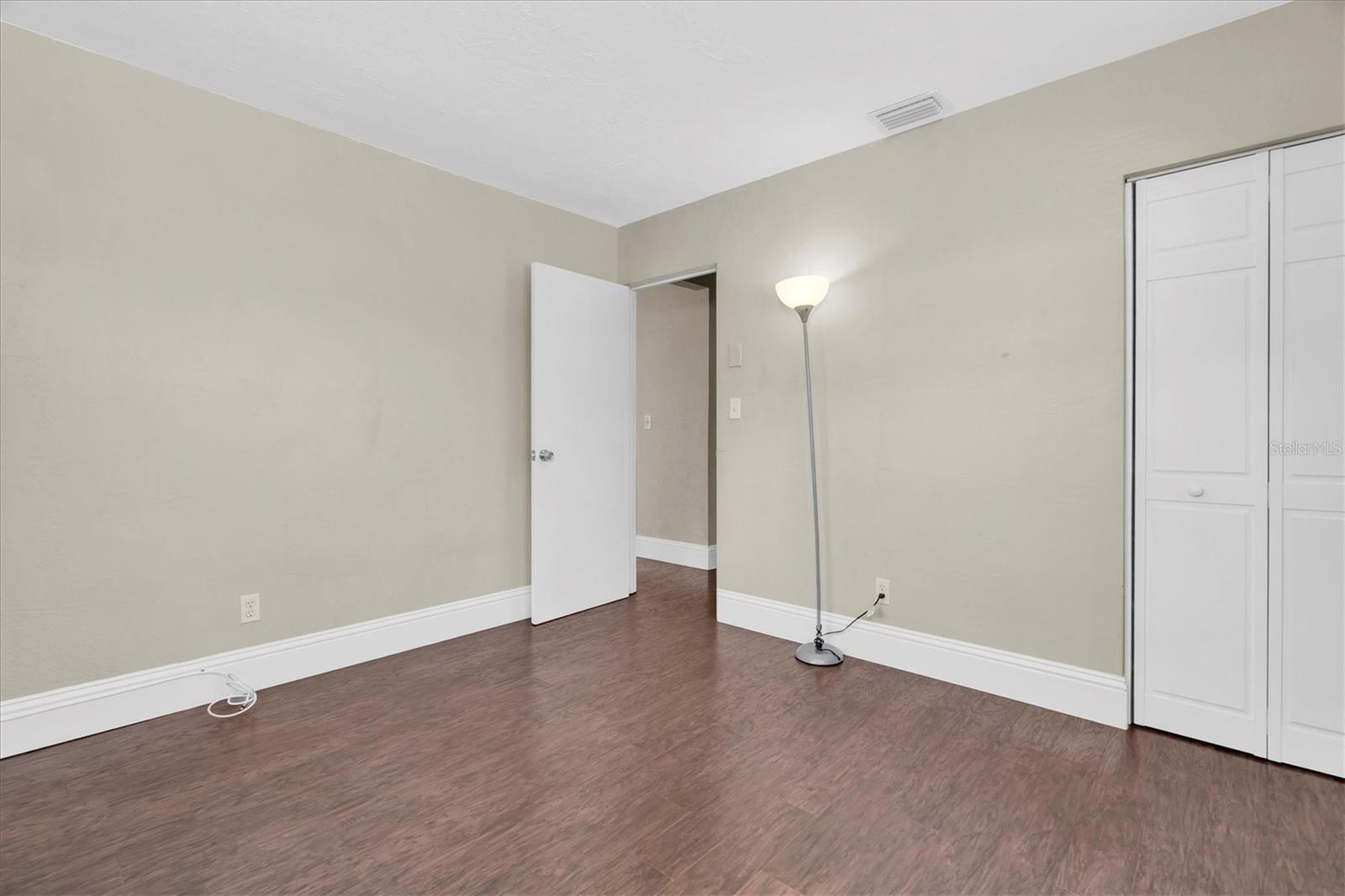 Image 19 of 30 For 618 Glenoak Street N