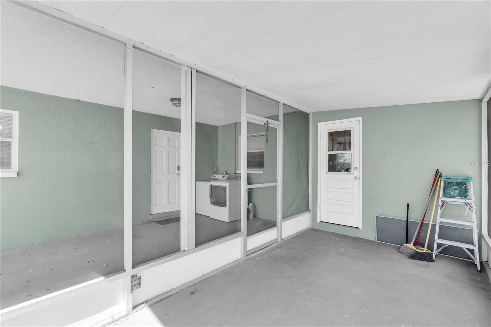 Image 21 of 30 For 618 Glenoak Street N