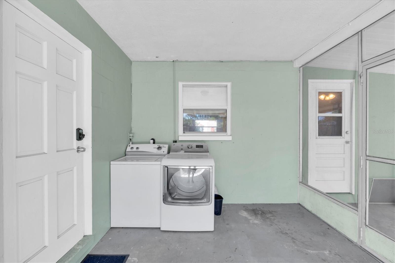 Image 22 of 30 For 618 Glenoak Street N