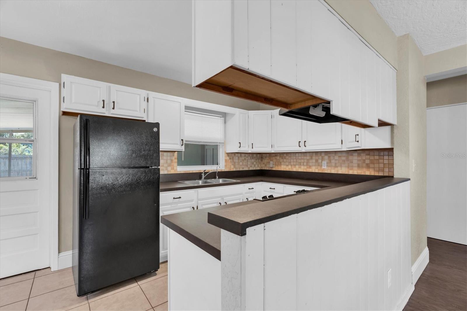 Image 6 of 30 For 618 Glenoak Street N