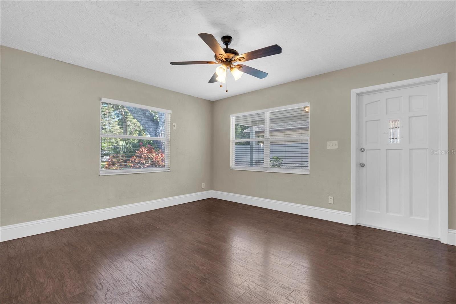 Image 8 of 30 For 618 Glenoak Street N