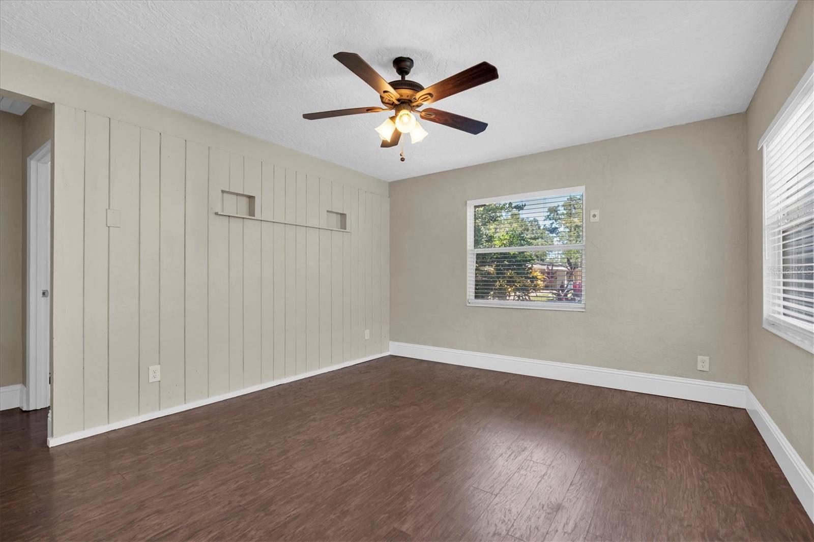 Image 9 of 30 For 618 Glenoak Street N