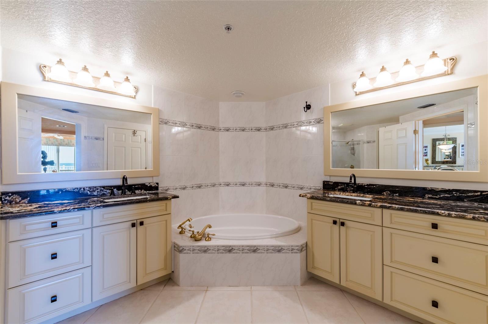 Image 29 of 59 For 16750 Gulf Boulevard 214