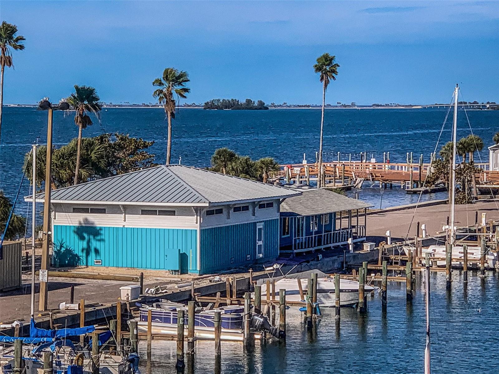 Image 23 of 53 For 634 Edgewater Drive 447