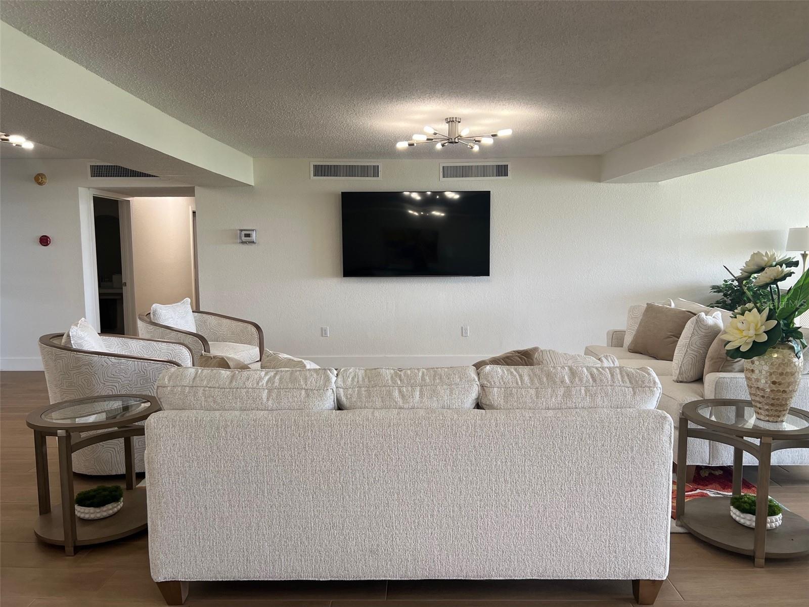 Image 36 of 53 For 634 Edgewater Drive 447