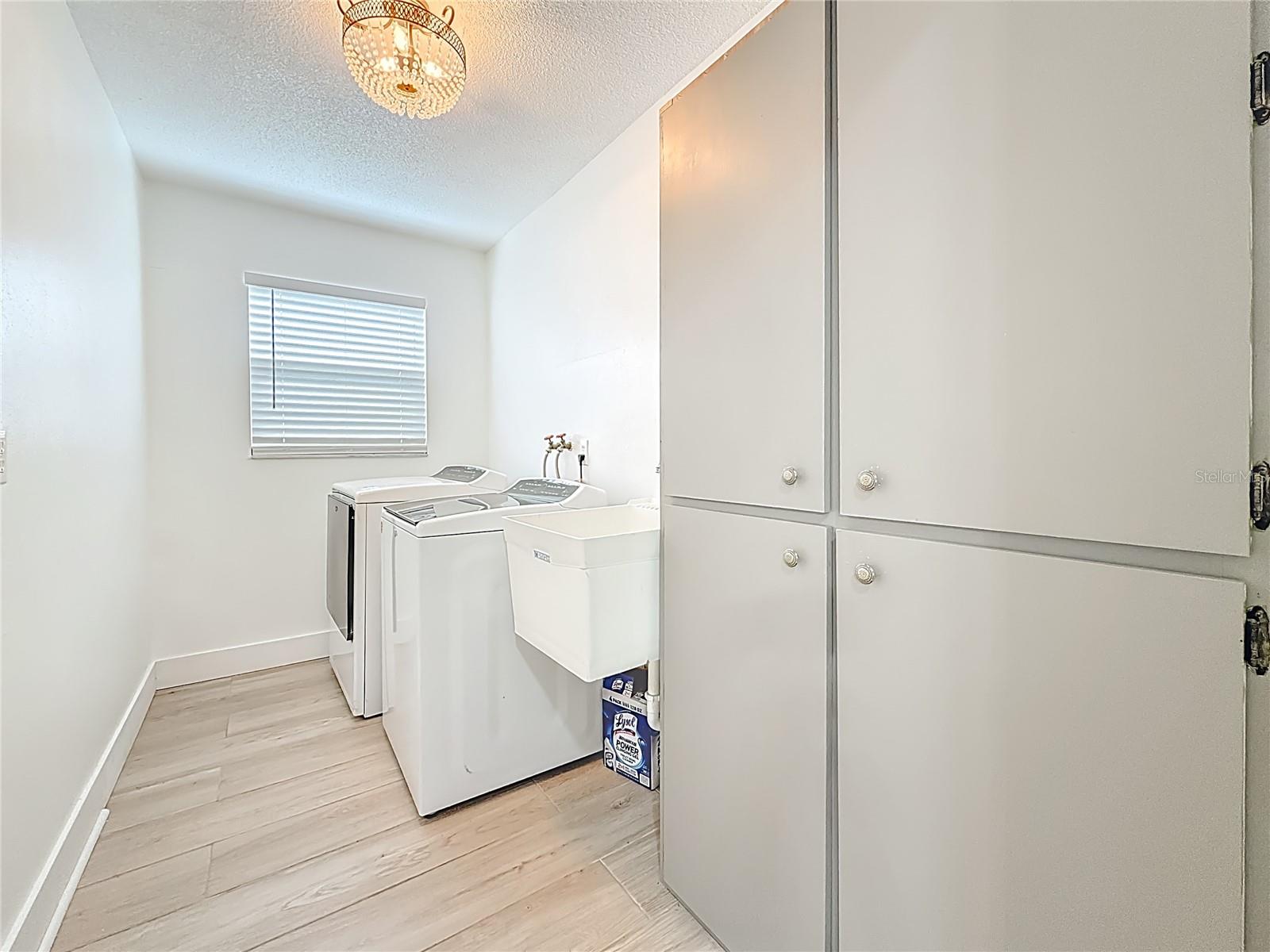 Image 42 of 73 For 2071 Butternut Circle E