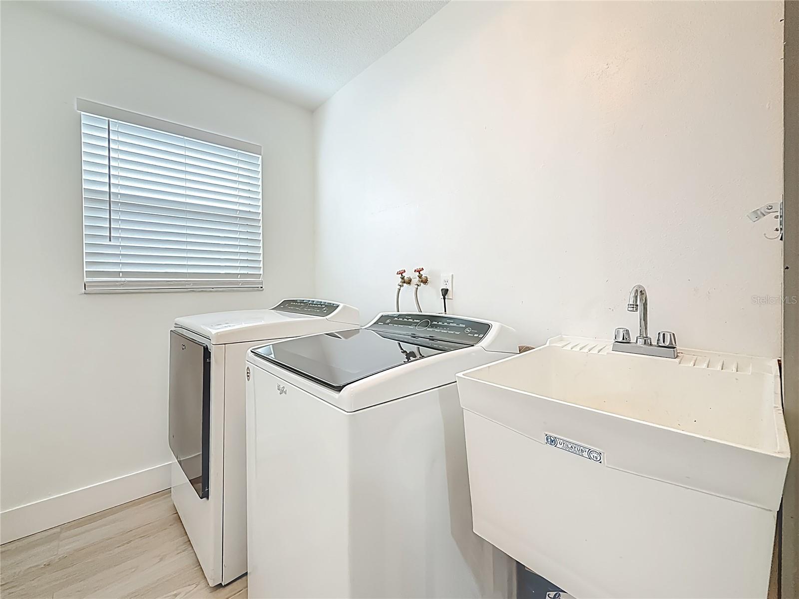 Image 43 of 73 For 2071 Butternut Circle E