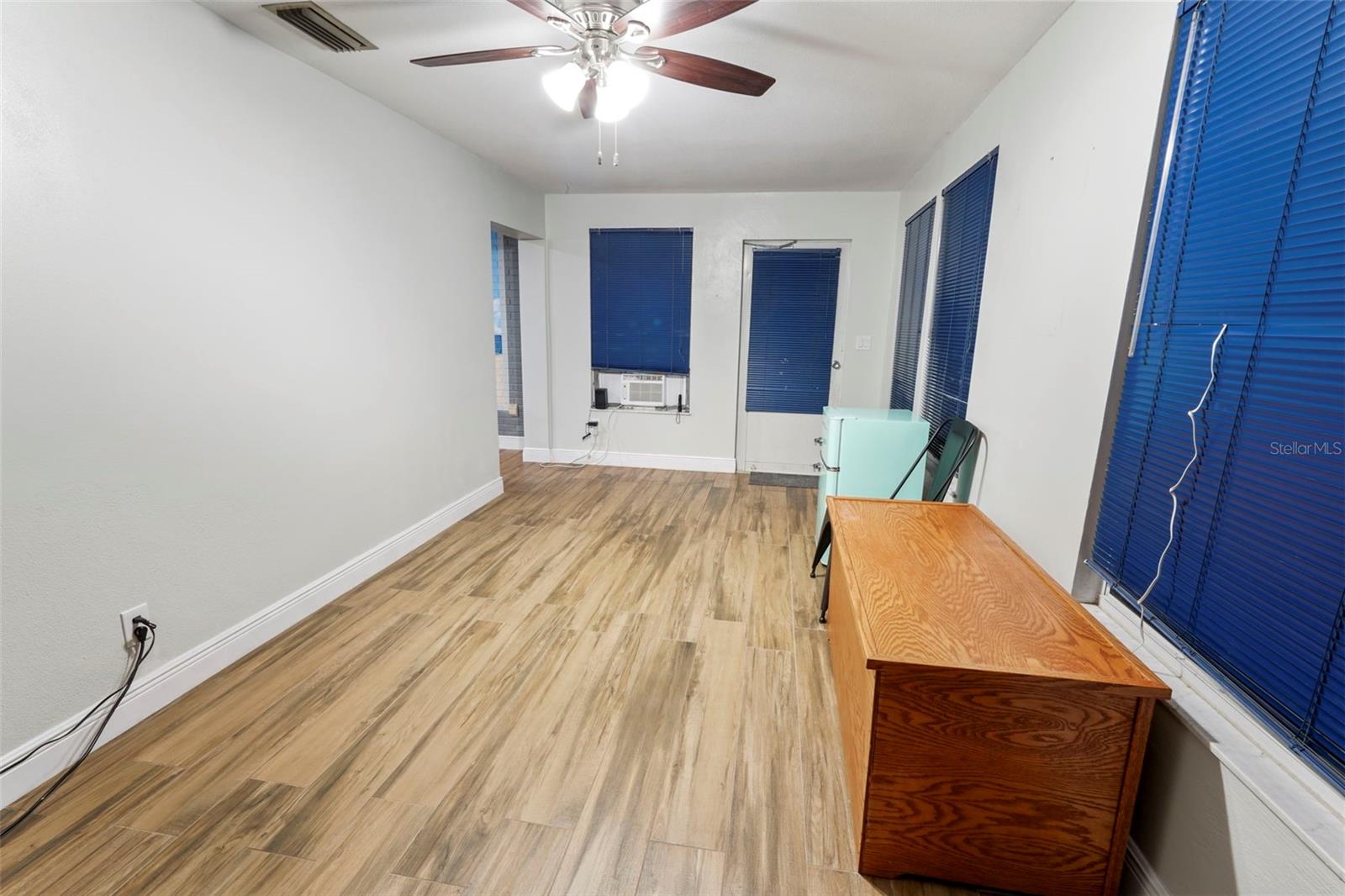 Image 19 of 28 For 1558 Lake Avenue