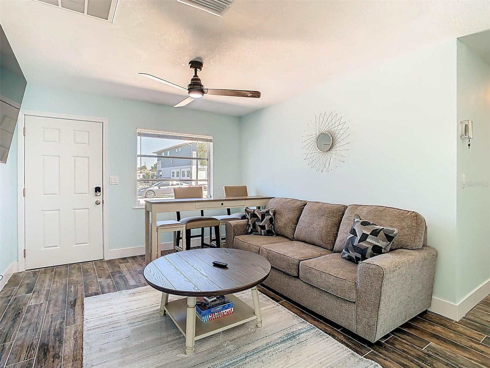 Listing photo id 11 for 4984 Cedarbrook Lane