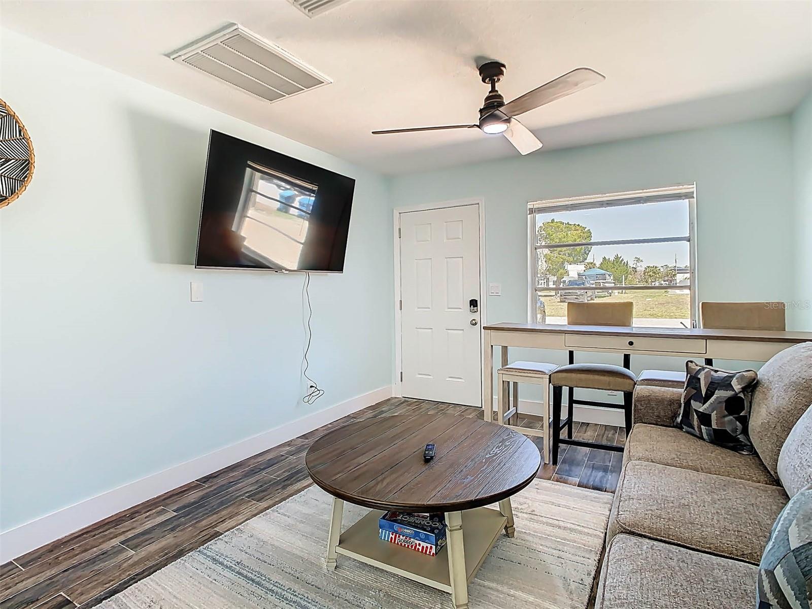 Listing photo id 13 for 4984 Cedarbrook Lane