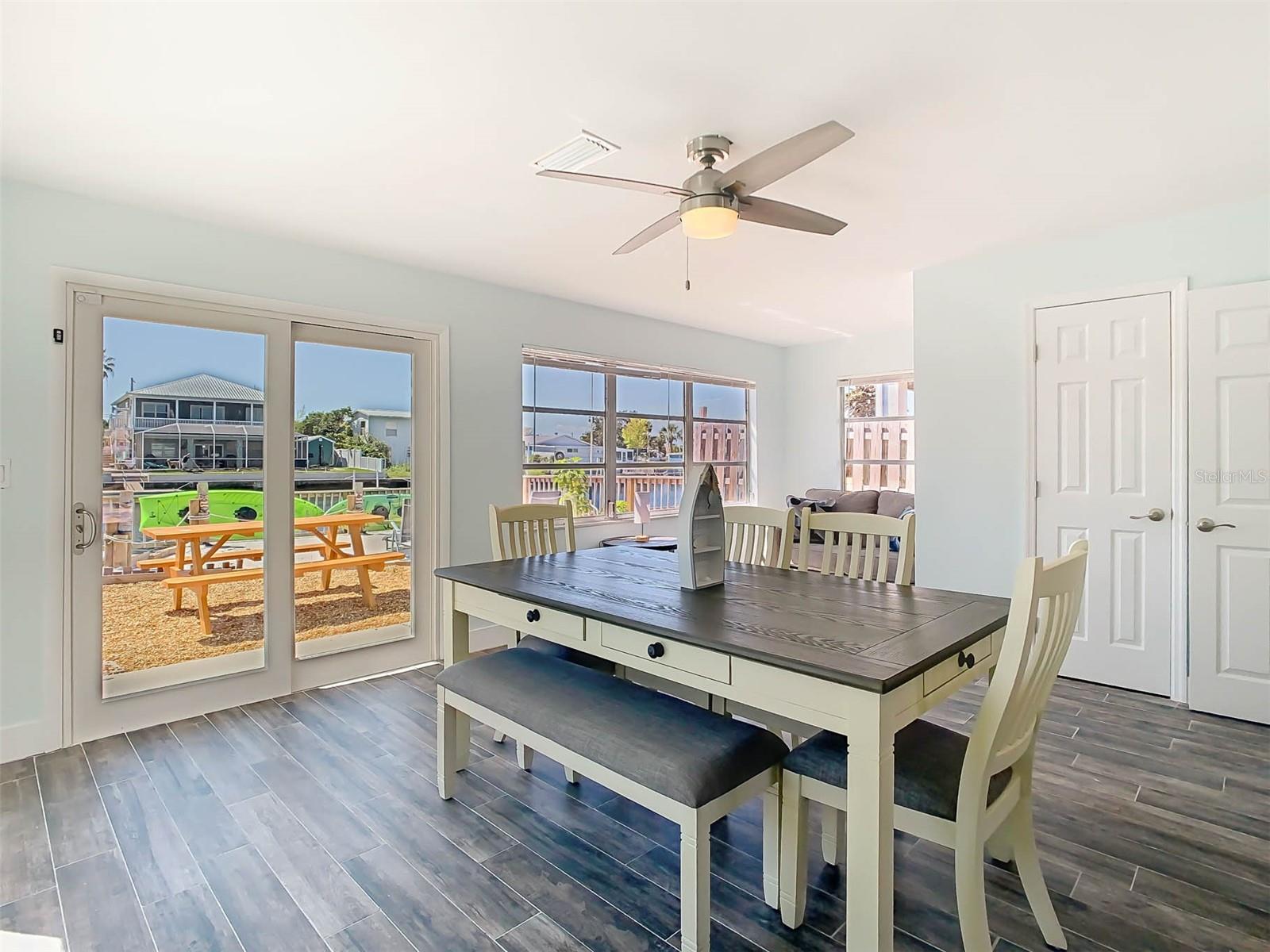 Listing photo id 22 for 4984 Cedarbrook Lane