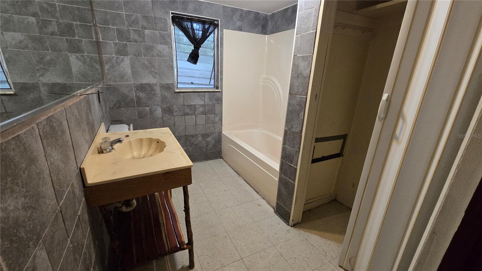 Image 7 of 100 For 18426 Powell Road