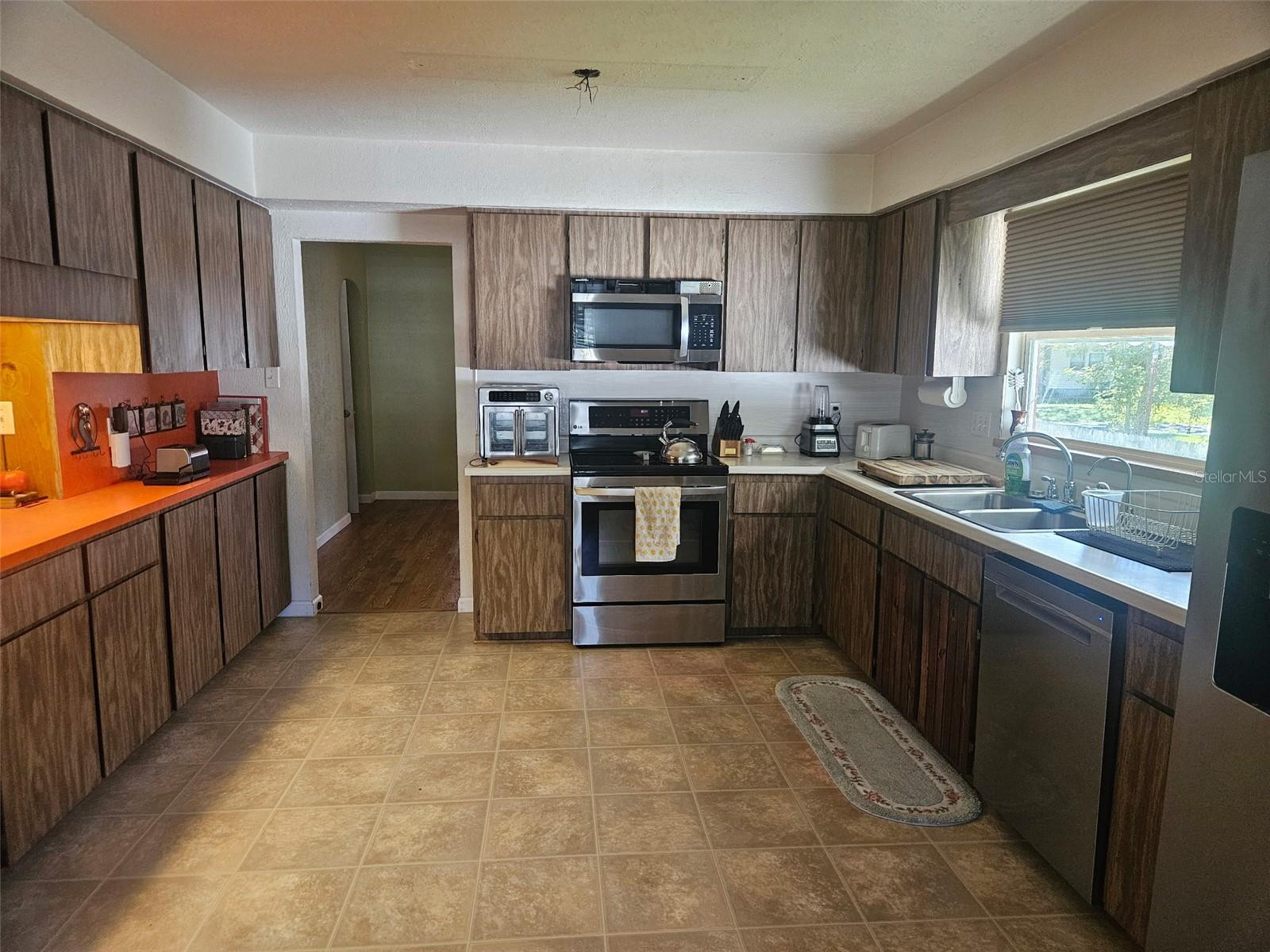 Image 11 of 44 For 1109 Burton Street