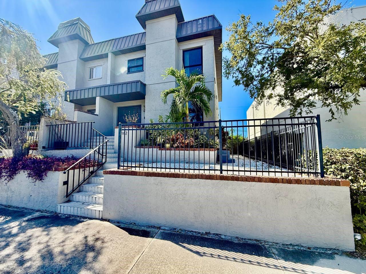 Image 2 of 44 For 162 Davis Boulevard