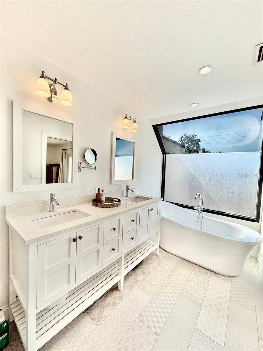 Image 20 of 44 For 162 Davis Boulevard