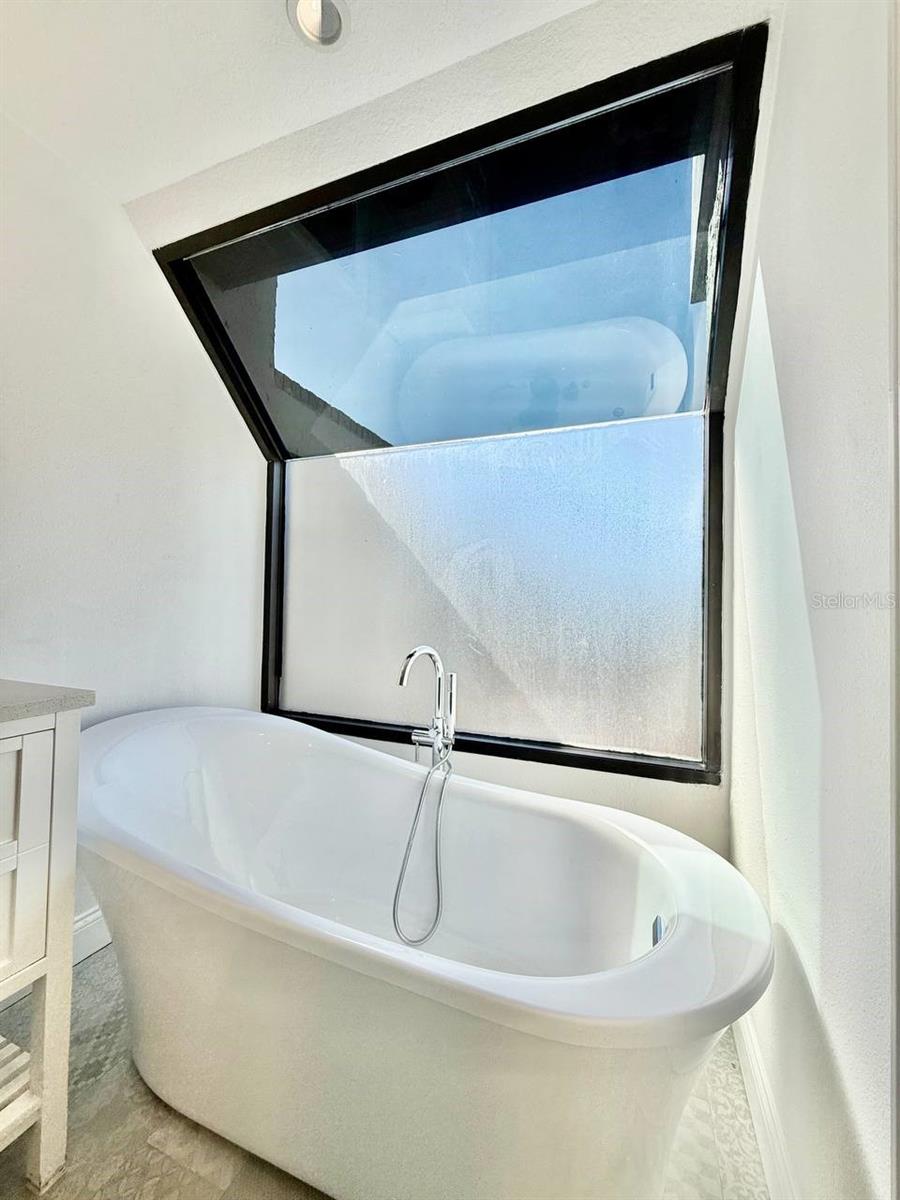 Image 21 of 44 For 162 Davis Boulevard