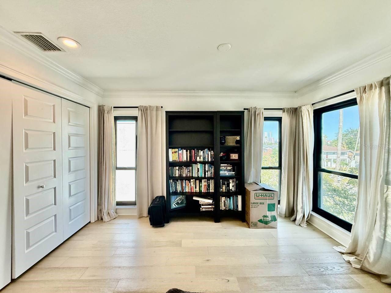 Image 28 of 44 For 162 Davis Boulevard