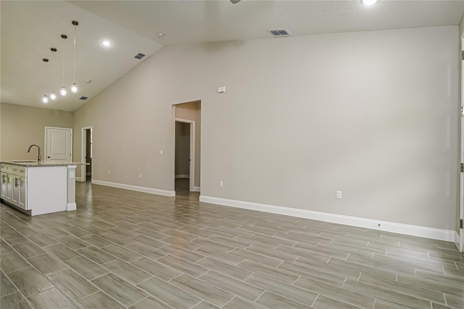 Image 4 of 15 For 967 Cambridge Court