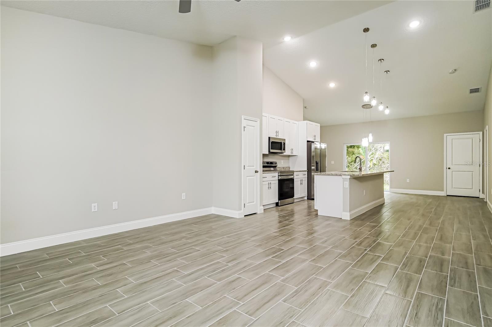 Image 5 of 15 For 967 Cambridge Court