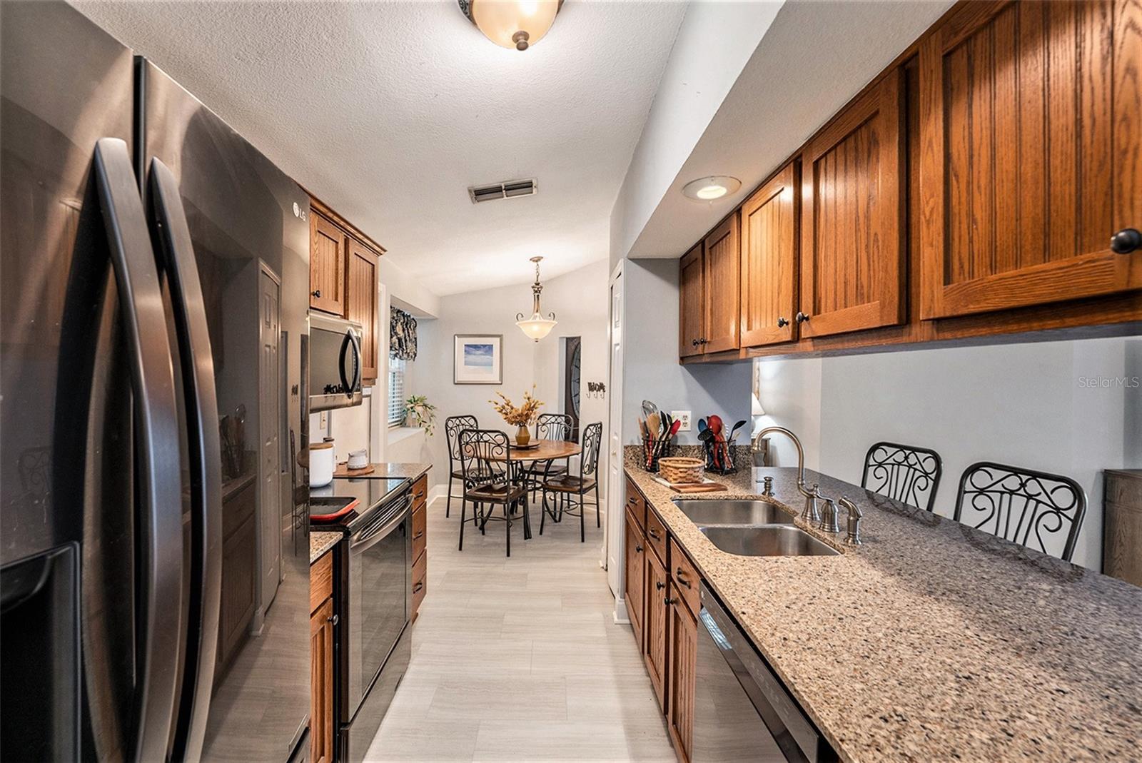 Image 12 of 34 For 643 Satinleaf Avenue