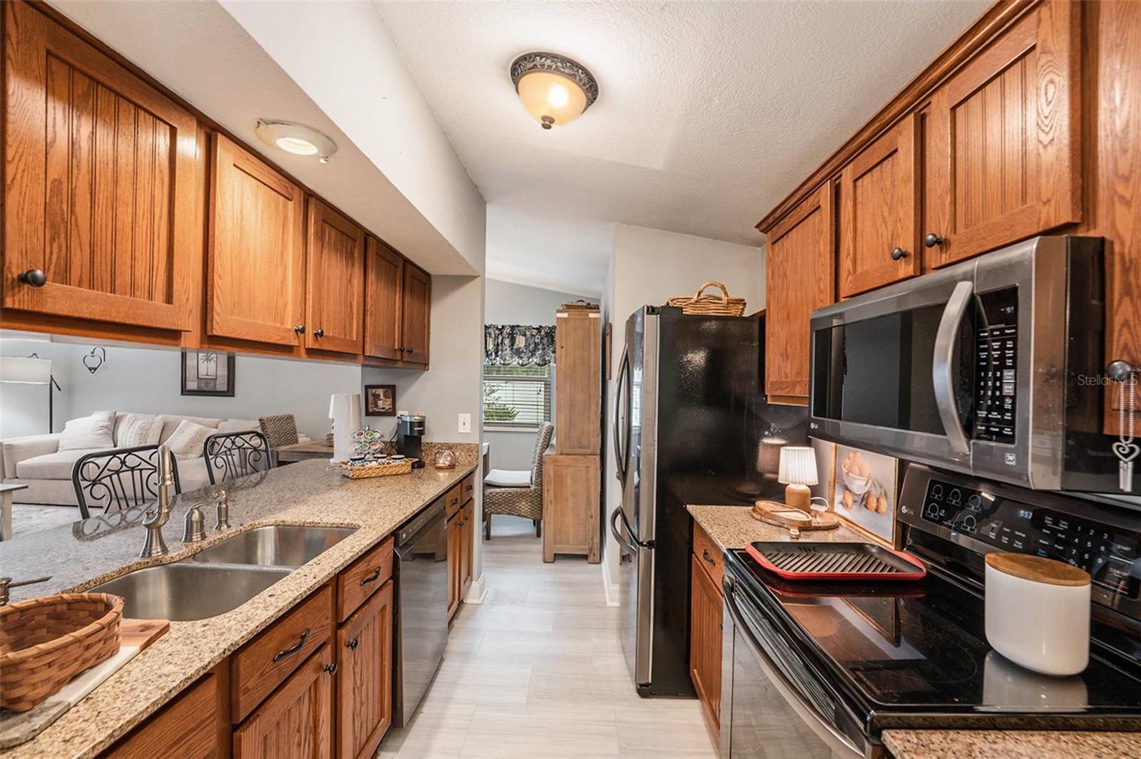 Image 13 of 34 For 643 Satinleaf Avenue