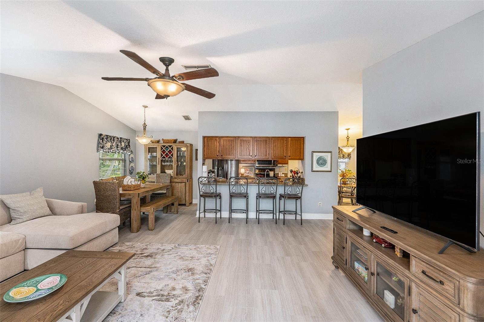 Image 7 of 34 For 643 Satinleaf Avenue